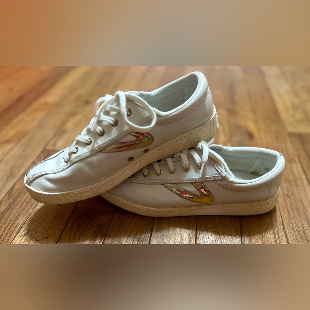 8.5 white leather tretorns with gold logo